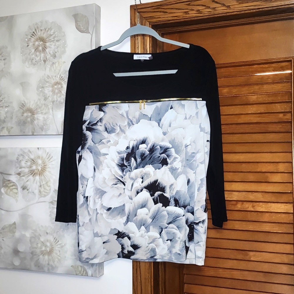 Zipper details top.